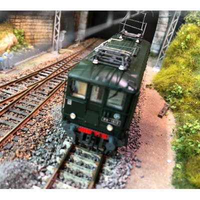 LOCOMOTIVE ELECTRIQUE BB1600, SNCF, LIVREE VERTE, EpIII, HO, PAR JOUEF HJ2385
